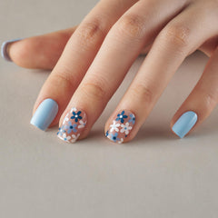 Curvlife diseño flor azul con acabado de gel para un look elegante.