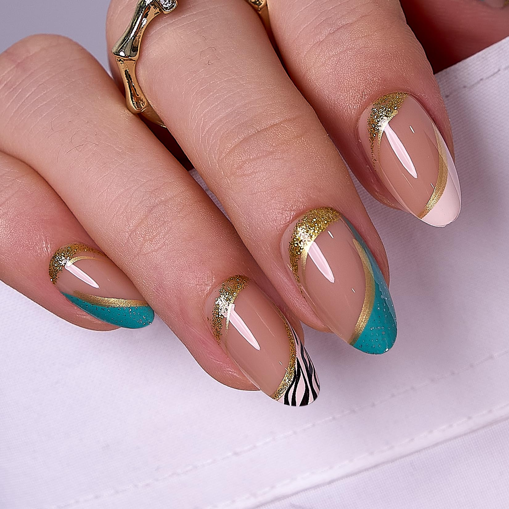 CurvLife kit de uñas postizas en almendra con lámina dorada para un look elegante