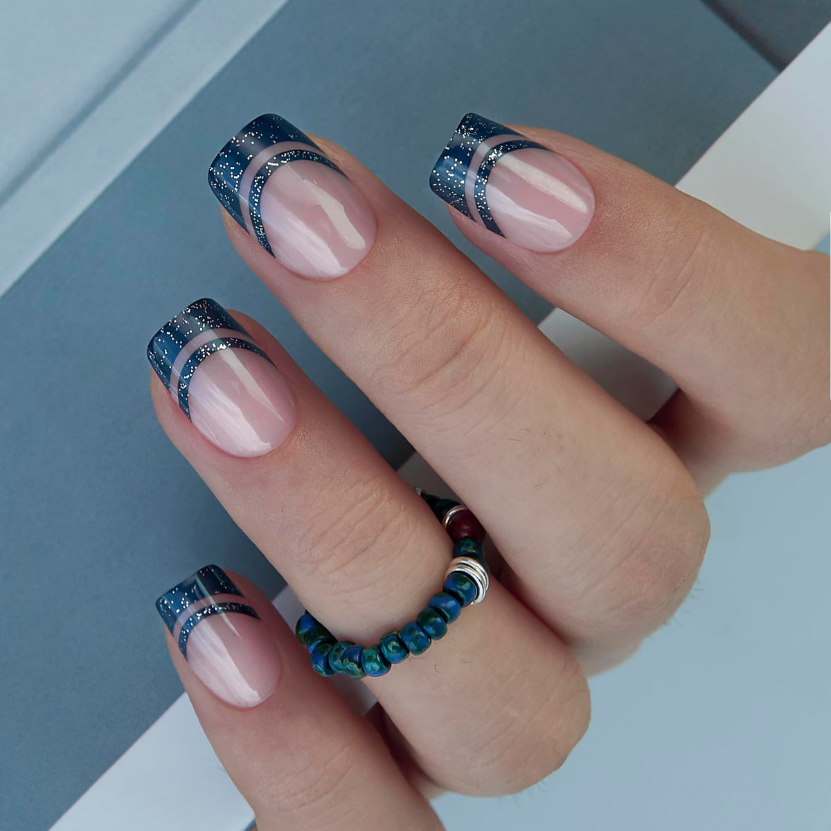 Curvlife uñas acrílicas cuadradas con borde púrpura oscuro para un acabado elegante.