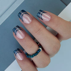 Curvlife uñas acrílicas cuadradas con borde púrpura oscuro para un acabado elegante.