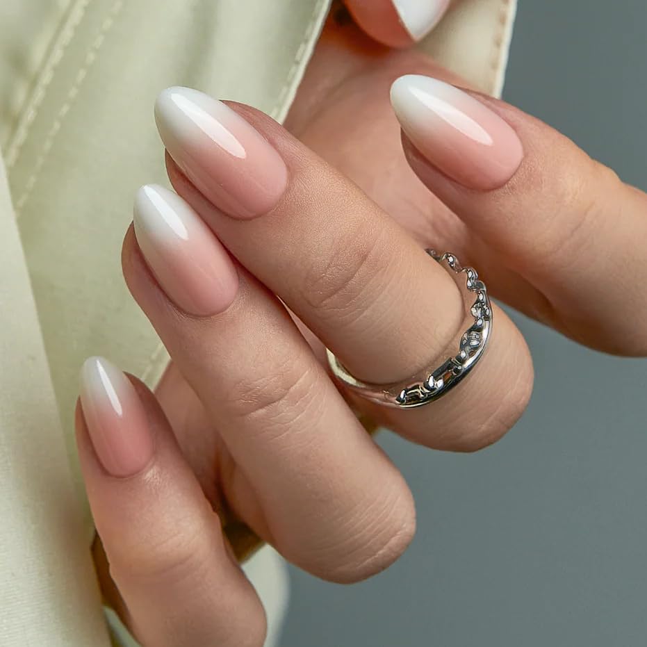 Curvlife uñas en forma de almendra con gradiente rosado y blanco para un acabado elegante.