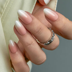 Curvlife uñas en forma de almendra con gradiente rosado y blanco para un acabado elegante.