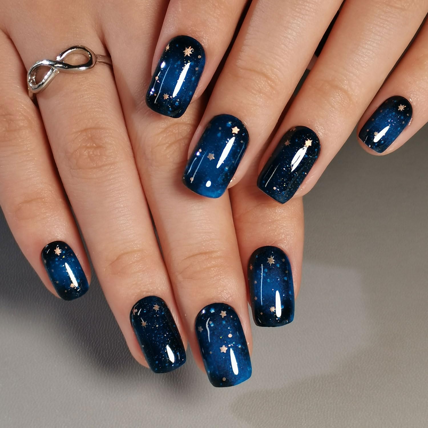 Curvlife uñas cielo estrellado, detalle de diseño francés que eleva la estética.