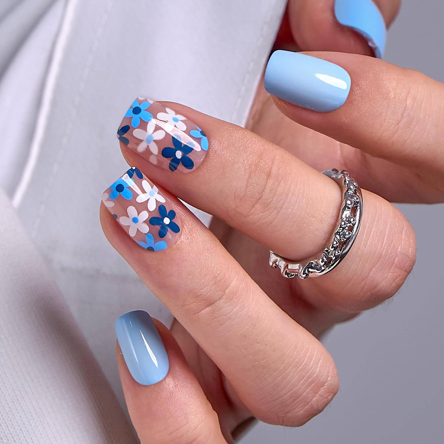Curvlife uñas postizas acrílicas con flor azul; acabado gel suave para uso diario.