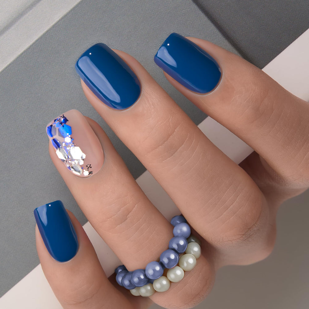 Curvlife uñas postizas azul profundo, forma corta y cuadrada para un look moderno.