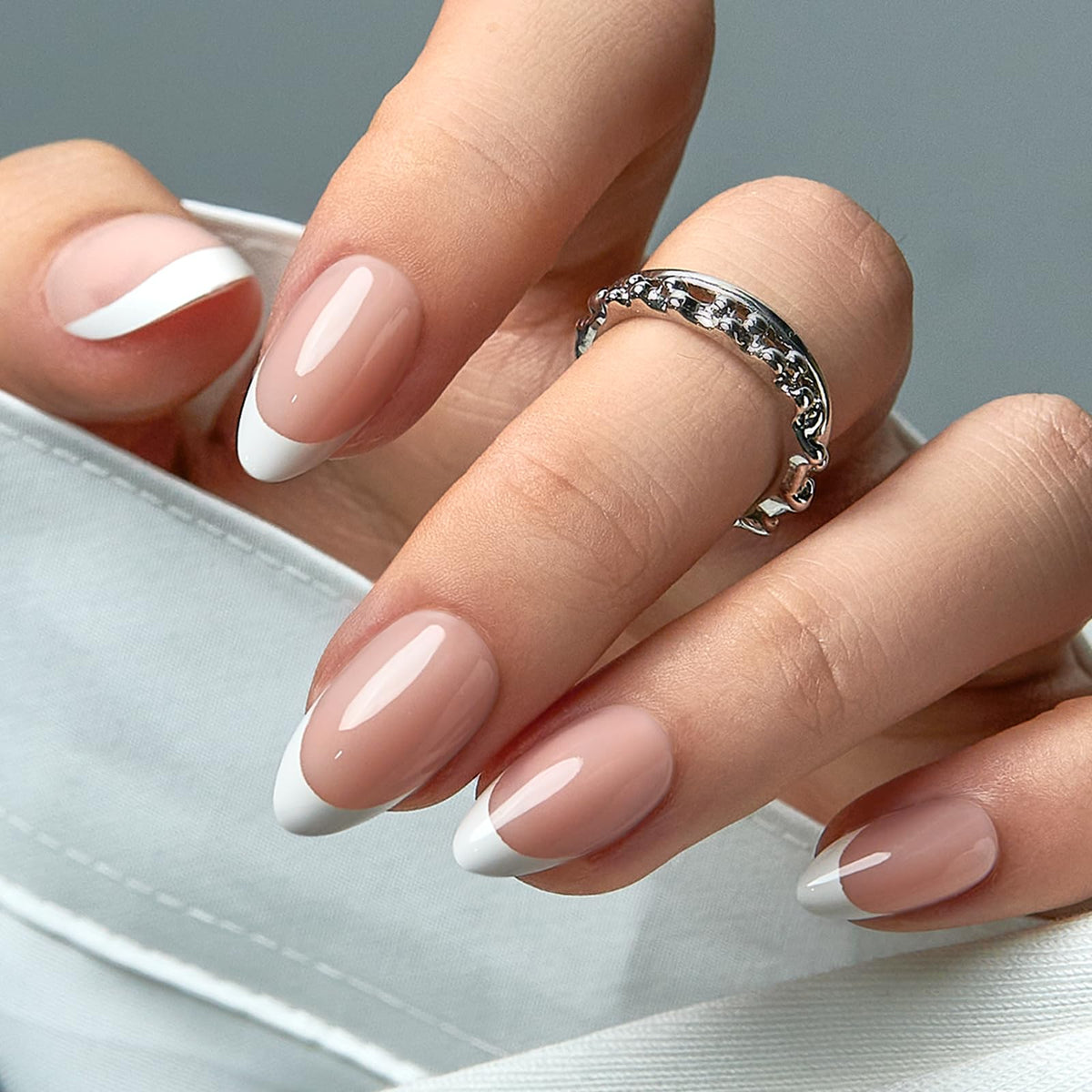 CurvLife uñas postizas en almendra medio con frances blanco para look elegante