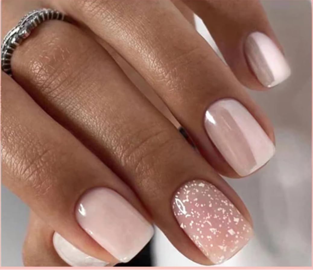 Curvlife uñas rosa con copos de nieve y brillo para temporada navideña.