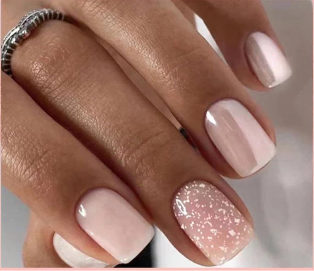 Curvlife uñas rosa con copos de nieve y brillo para temporada navideña.