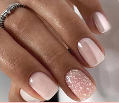 Curvlife uñas rosa con copos de nieve y brillo para temporada navideña.
