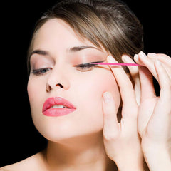 Cuttte pink head 2mm diameter lash detail close-up for precise application.