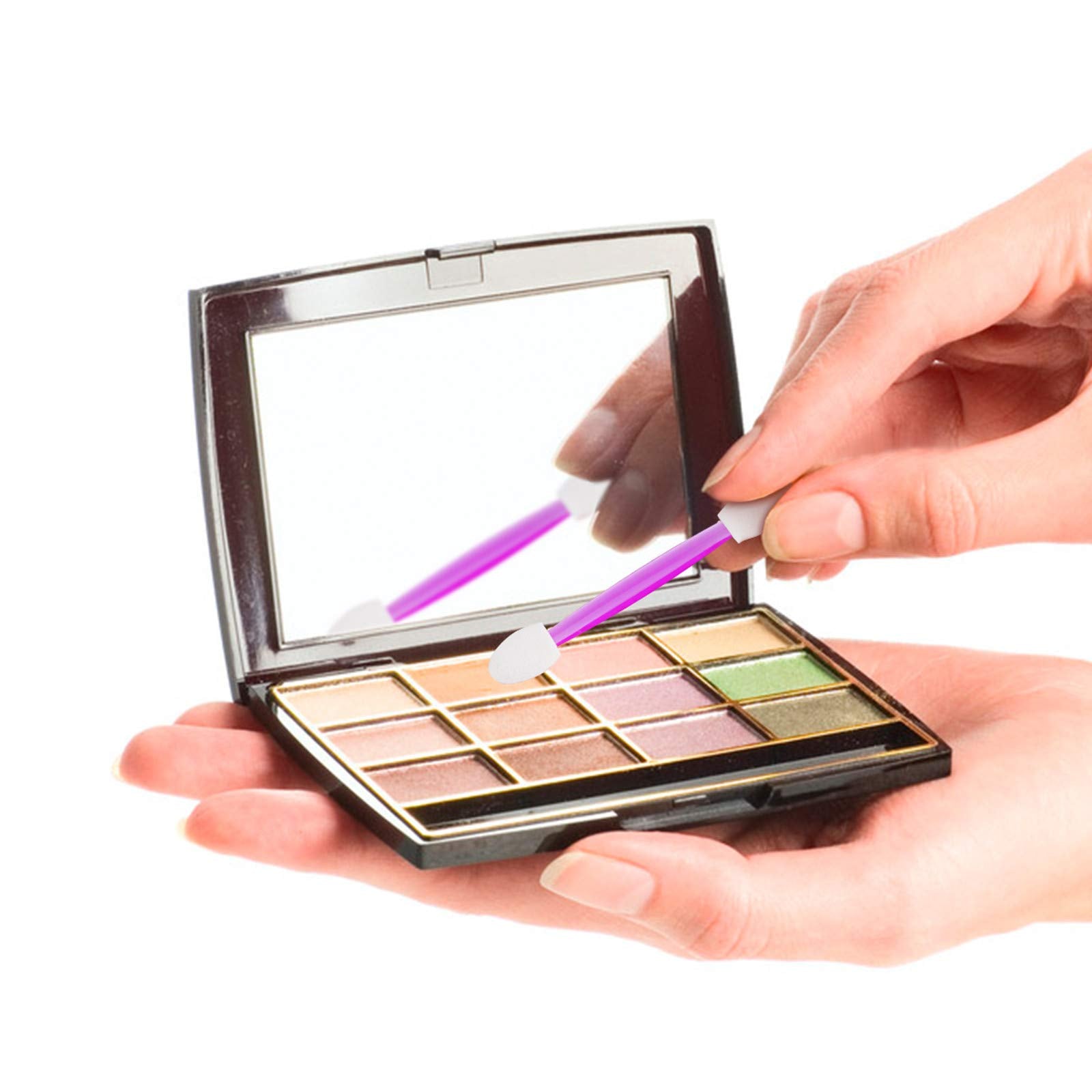Soft yet firm sponge contours to eyelids for smooth application.