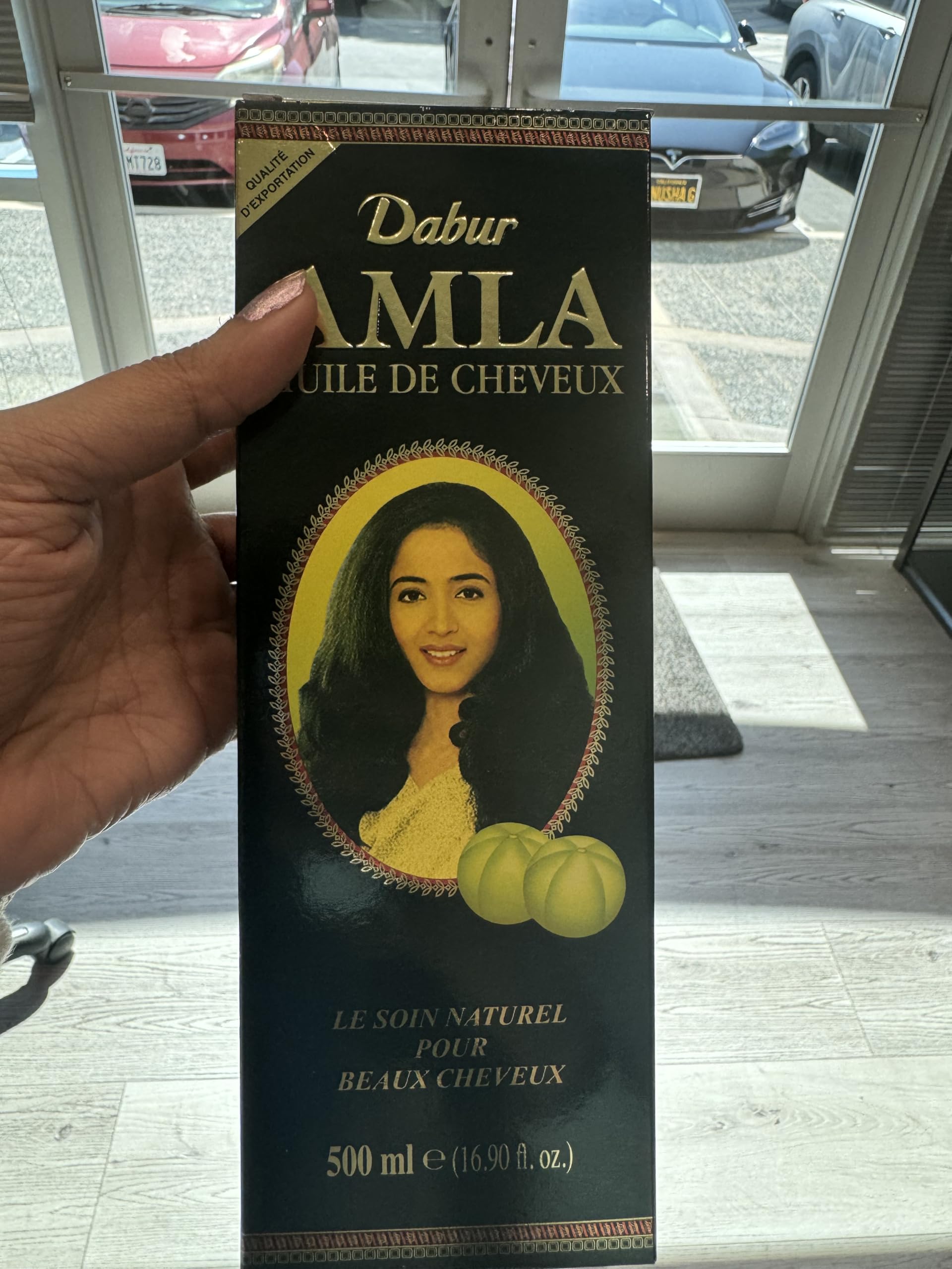 Textura suave de Dabur Amla Hair Oil lista para aplicar