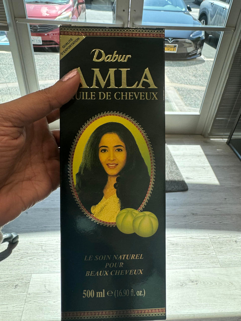Textura suave de Dabur Amla Hair Oil lista para aplicar