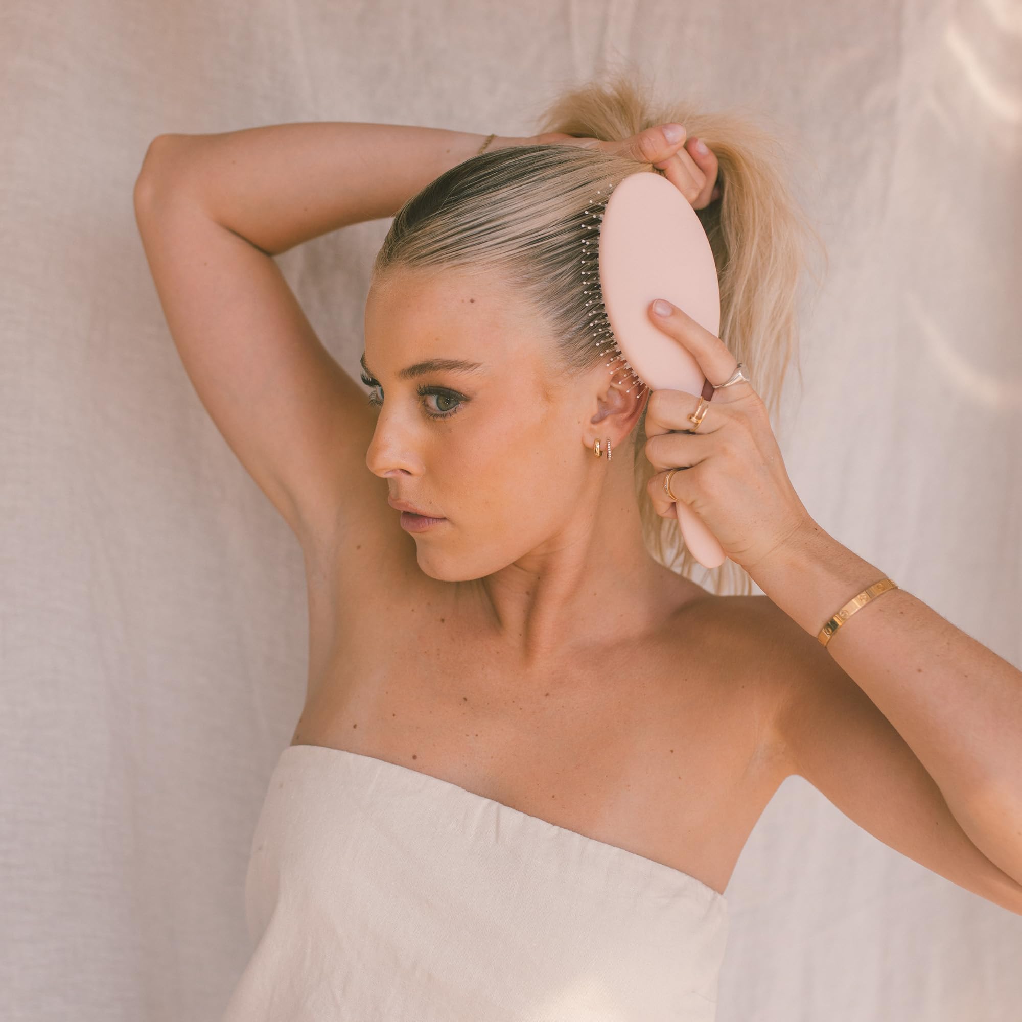 DAE vegan detangle brush smooths dry hair for shine