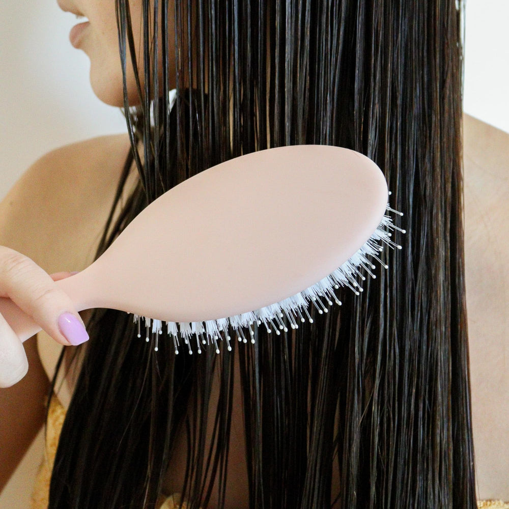 DAE vegan detangle brush detangles wet hair with less breakage