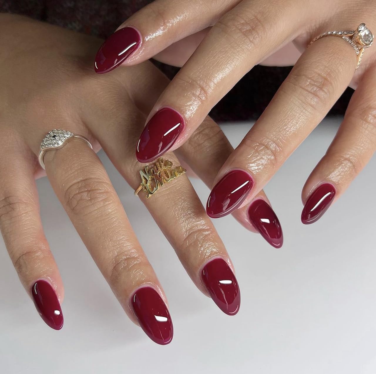 DAISY DND Wineberry gel, aplicación suave y brillo duradero.