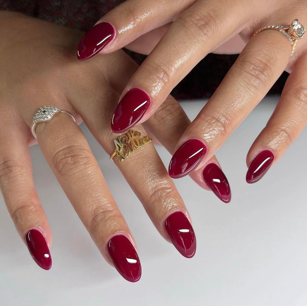 DAISY DND Wineberry gel, aplicación suave y brillo duradero.
