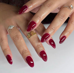 DAISY DND Wineberry gel, aplicación suave y brillo duradero.