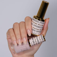 Aplicación suave del esmalte translúcido para un acabado natural.