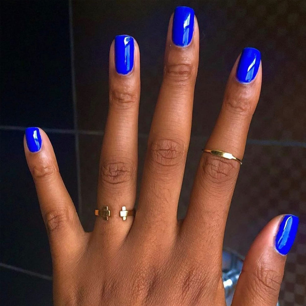 Daisy DND Esmalte gel azul rey, aplicación: acabado suave y uniforme.