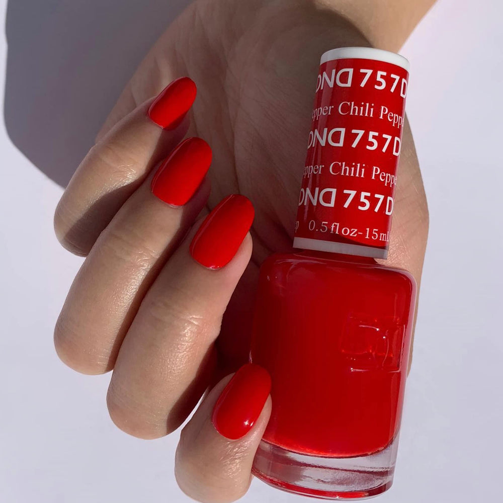 DAISY DND esmalte uñas Chile 757, tono a juego para acabado uniforme.