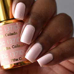 Laca de uñas DAISY DND Pina Colada tono rosado para acabado suave