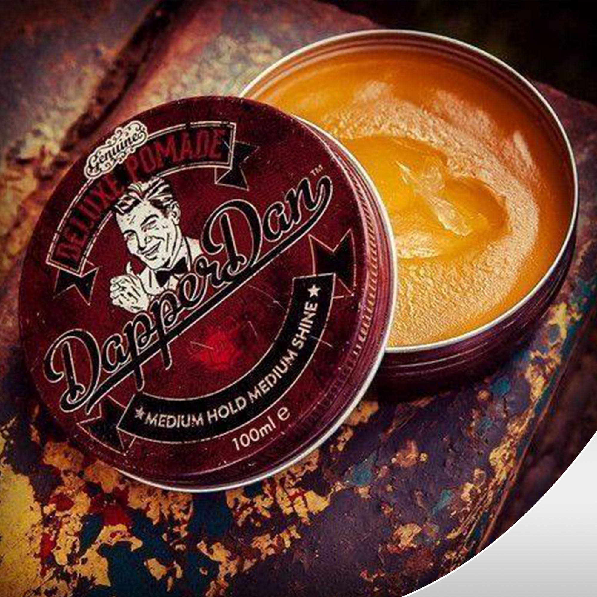 Dapper Dan Deluxe Pomade aroma cítrico y vainilla realza la experiencia de peinado.
