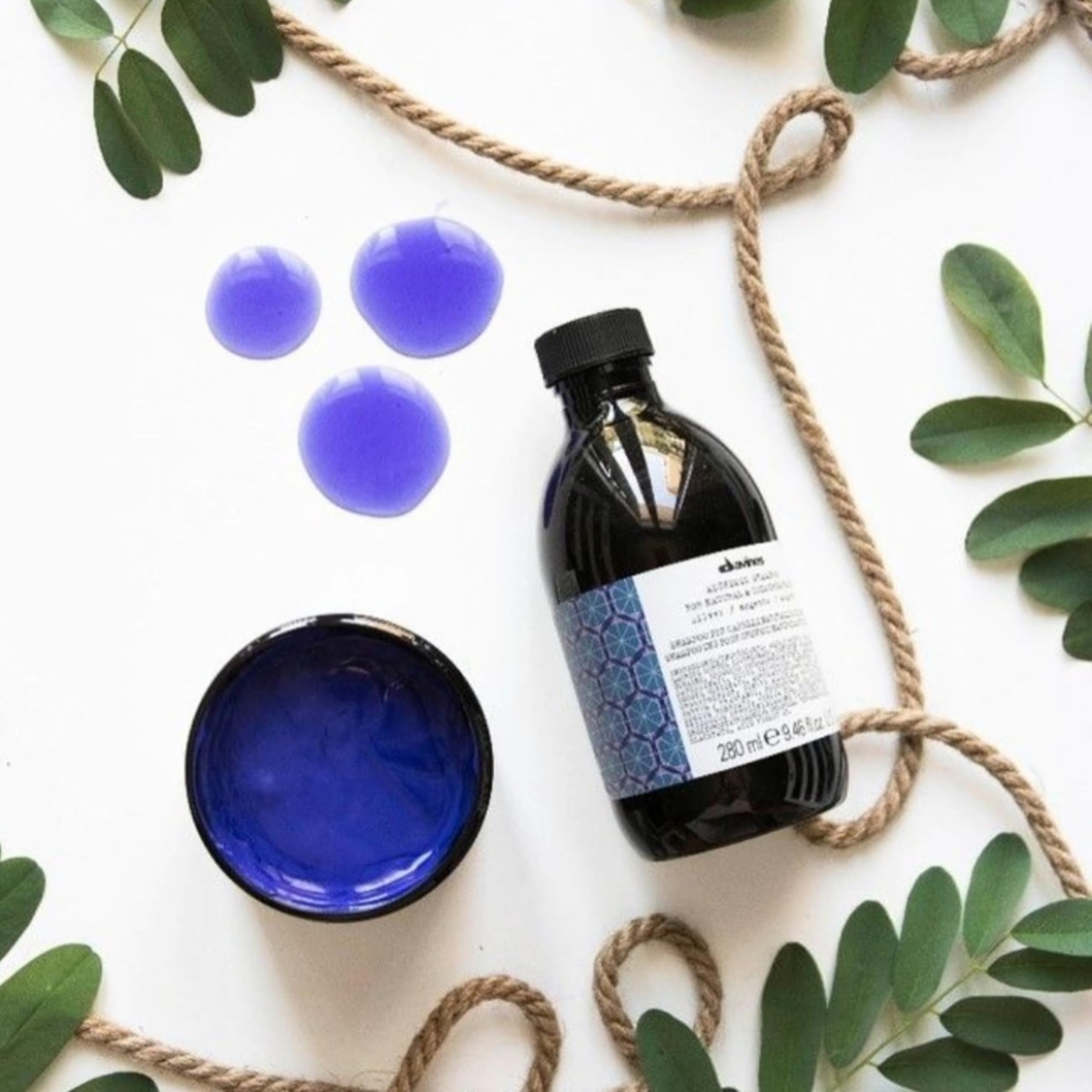 Davines Alchemic Shampoo Silver swatch reveals anti-yellow effect for icy tones.