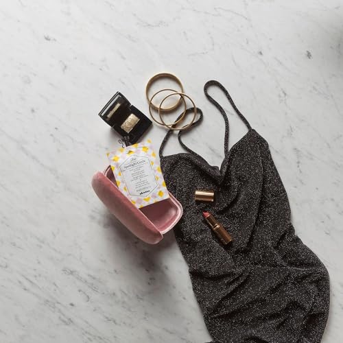 Davines Circulo Iluminador crea una textura suave y un brillo pulido.