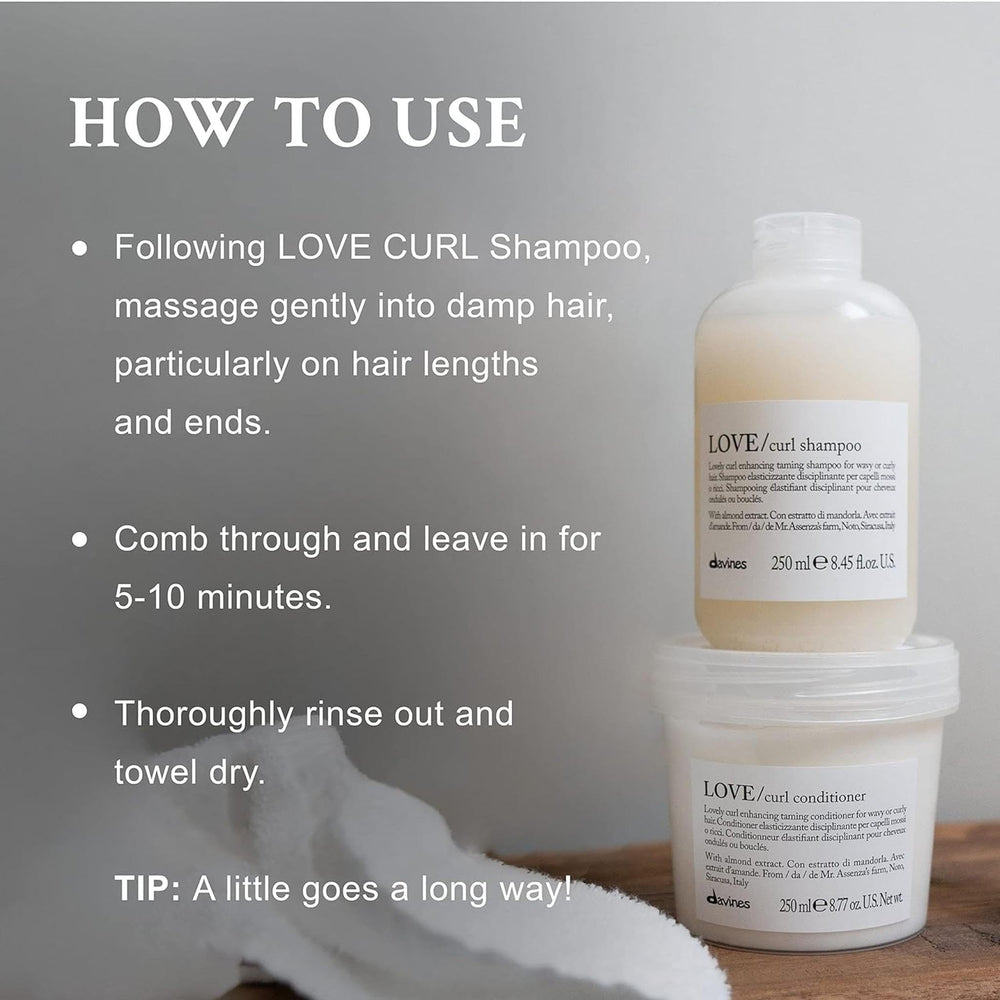 Davines Love Curl Conditioner: aplicación en manos facilita peinado y desenredo suave.