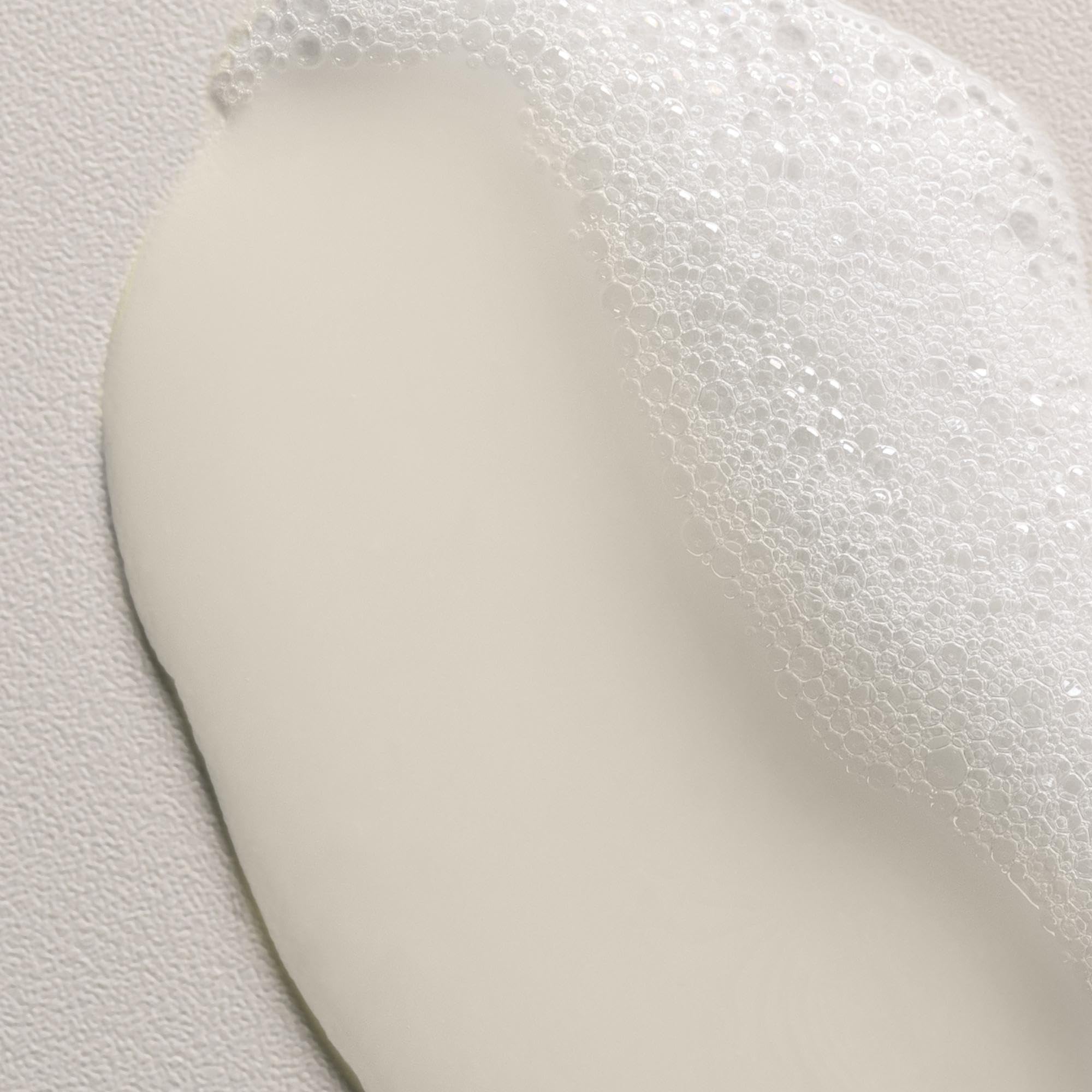 Davines Love Curl Shampoo: detalle del extracto de almendra para hidratación ligera.