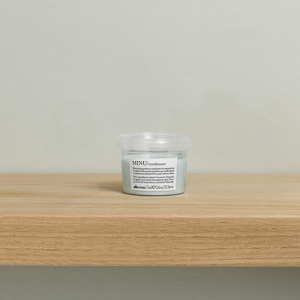Davines MINU para cabello teñido protege el color y suaviza el cabello.