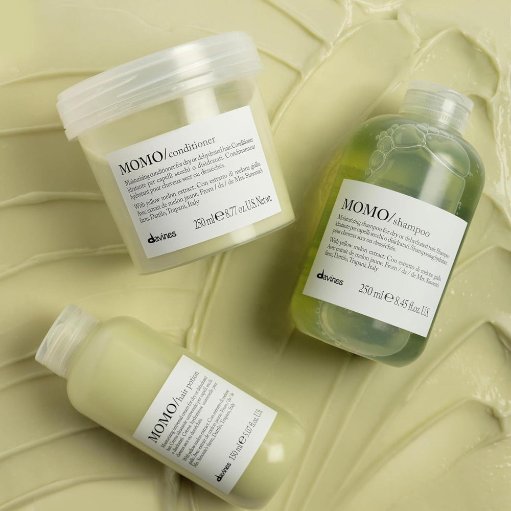 Davines MOMO Champú: espuma suave al frotar para una limpieza delicada.