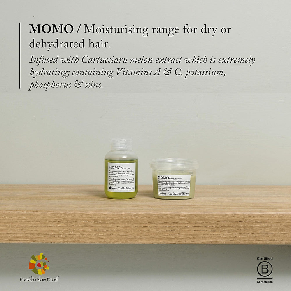 Aplicación suave en cabello gracias a la fórmula desenredante de MOMO