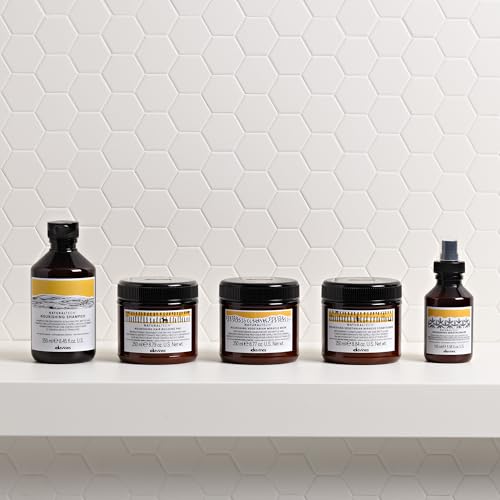 Close-up of ingredients and texture showing Vegetal Keratin benefits.