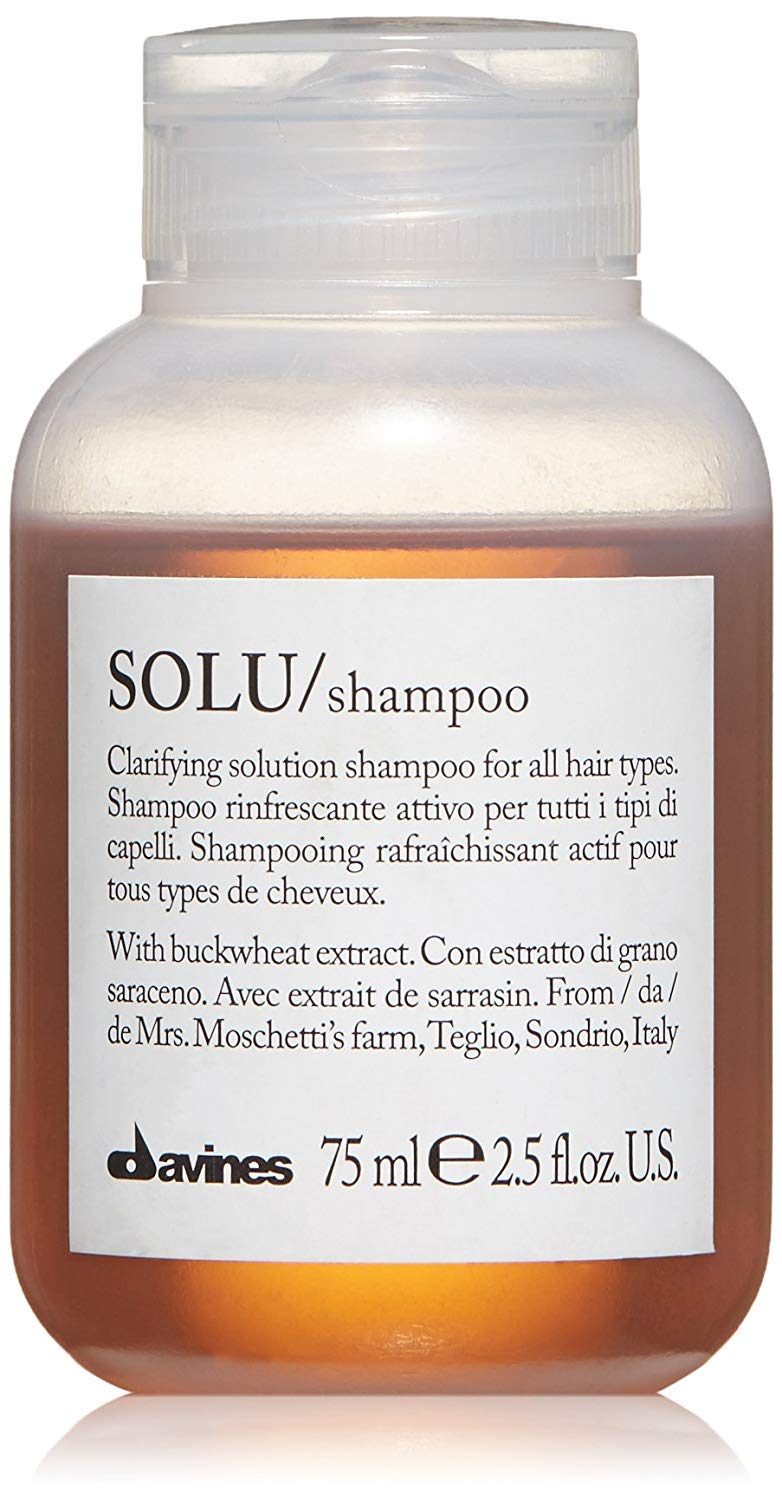Davines SOLU: botella clara para una limpieza profunda sin residuo.