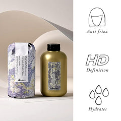 Davines This Is A Curl Gel Oil pour highlights smooth, hydrated curls