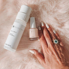Dazzle Dry Boss seca rápidamente para una manicura eficiente.
