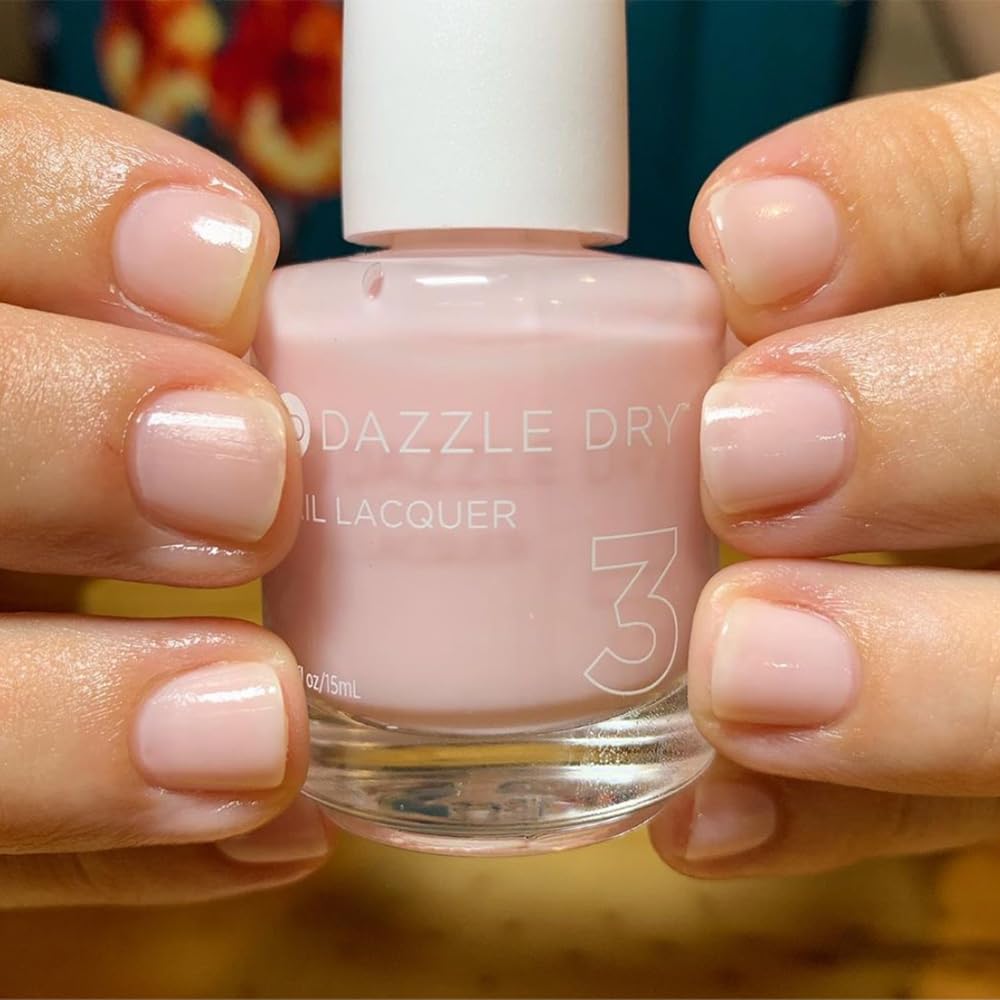 Muestra del tono rosado lechoso Prima Ballerina en uñas naturales.
