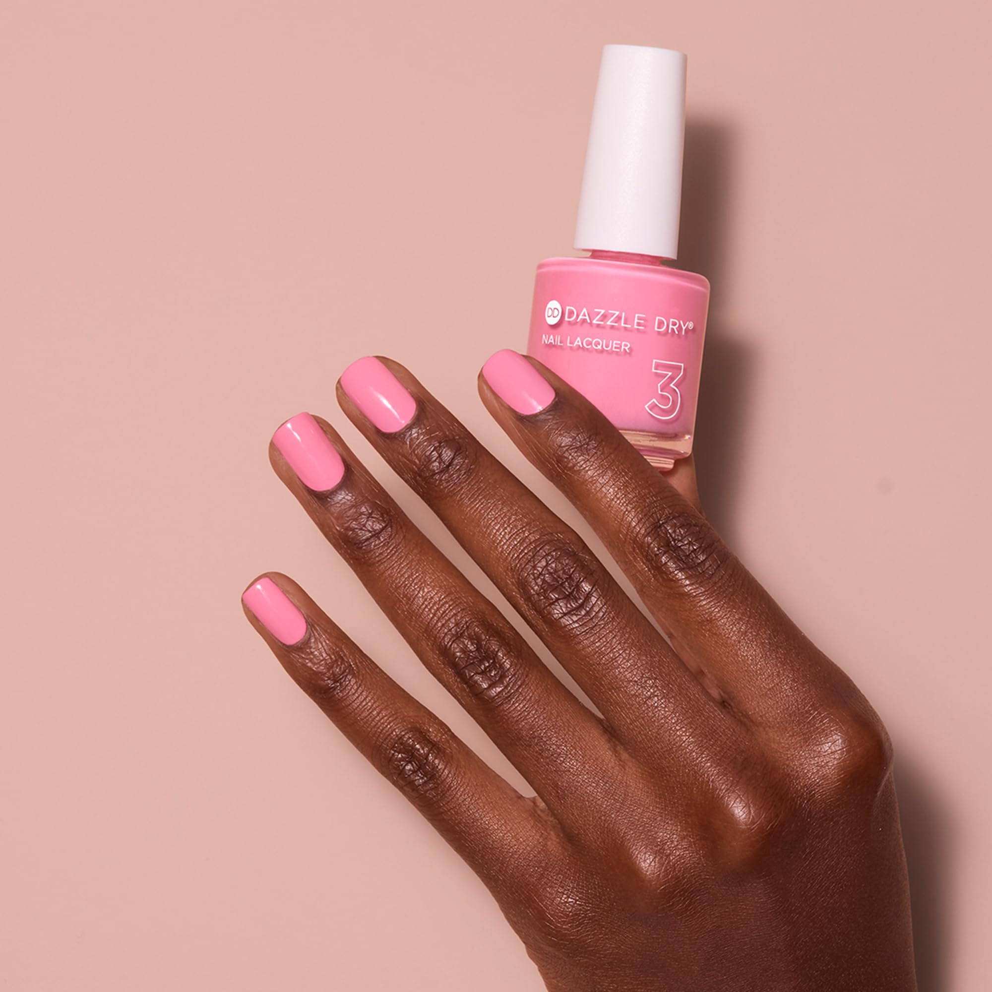 Manicura con brillo suave usando Dazzle Dry Soulmate rosa chicle.