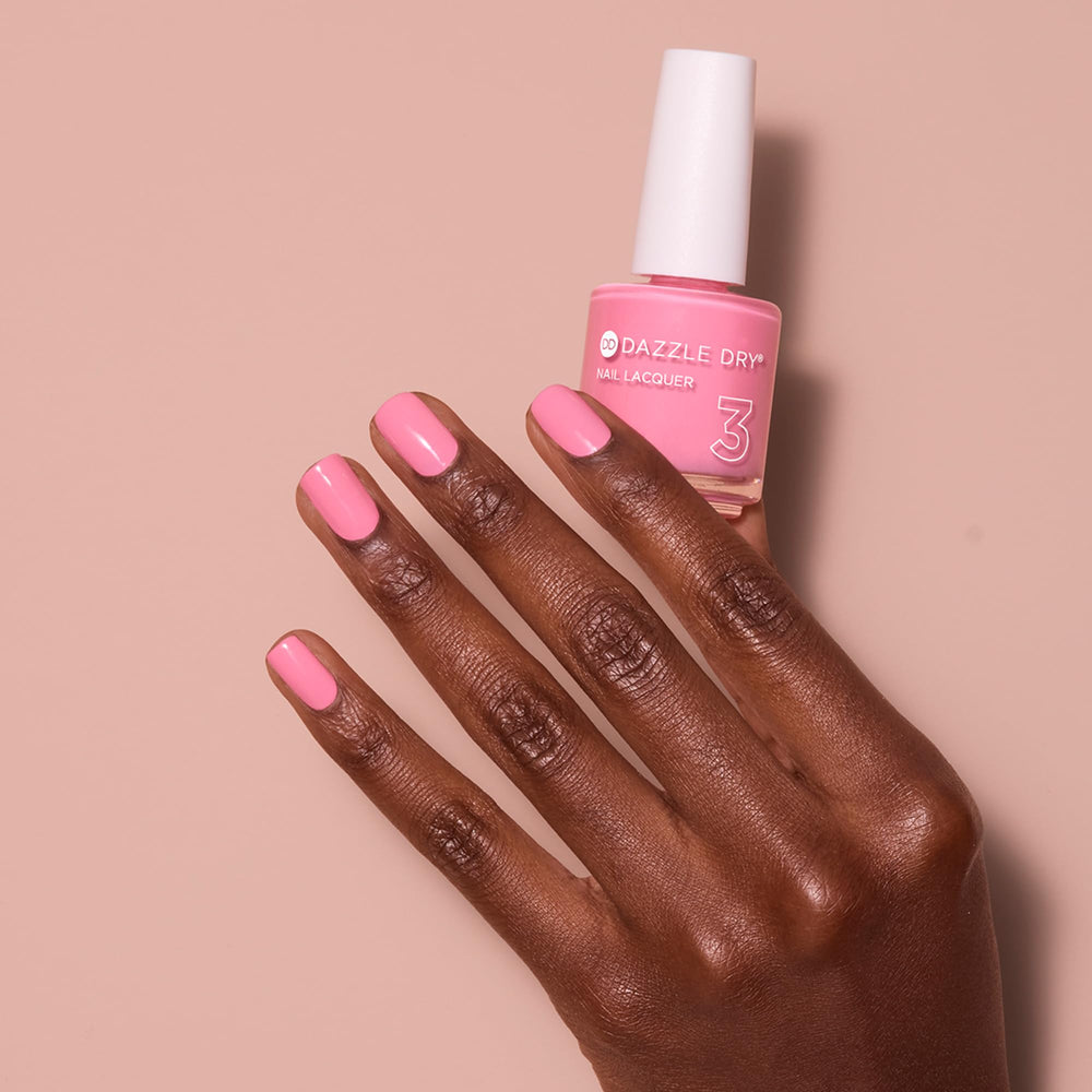 Manicura con brillo suave usando Dazzle Dry Soulmate rosa chicle.