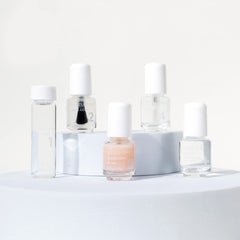 Dazzle Dry Color Lacquer delivers rich pigment with a durable, glossy finish.