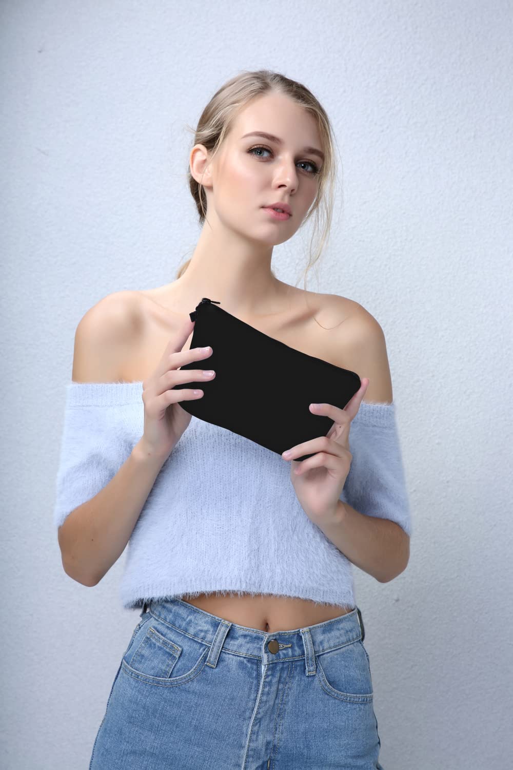 Deanfun zip-top cosmetic bag is easy to wipe clean after spills
