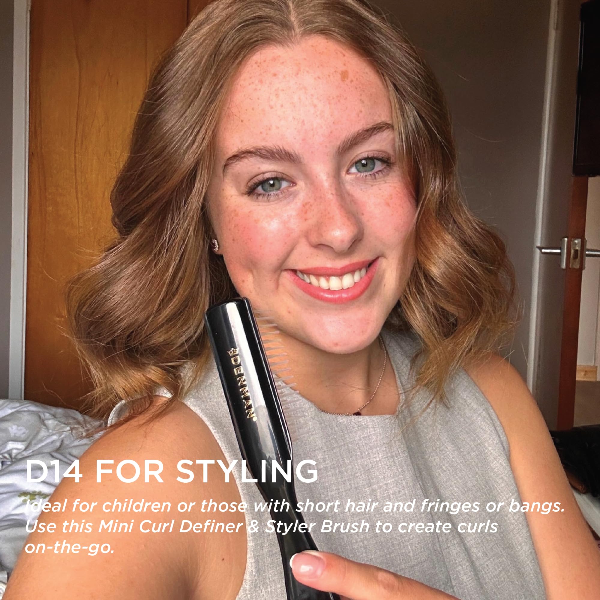 Denman D14 Black in wet hair use demonstrates tension for detangling damp curls