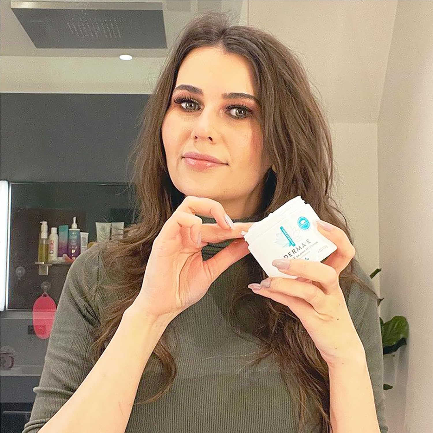 Crema Derma E para pieles secas que buscan nutrición diaria.