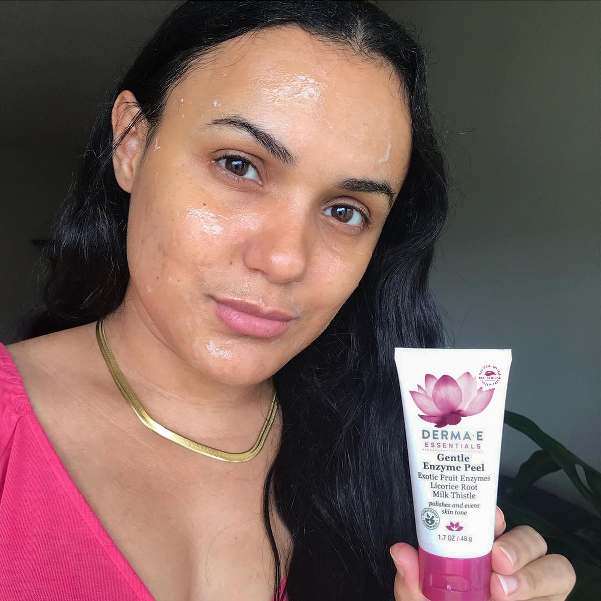 DERMA E Gentle Enzyme Peel calma la barrera cutánea y protege.