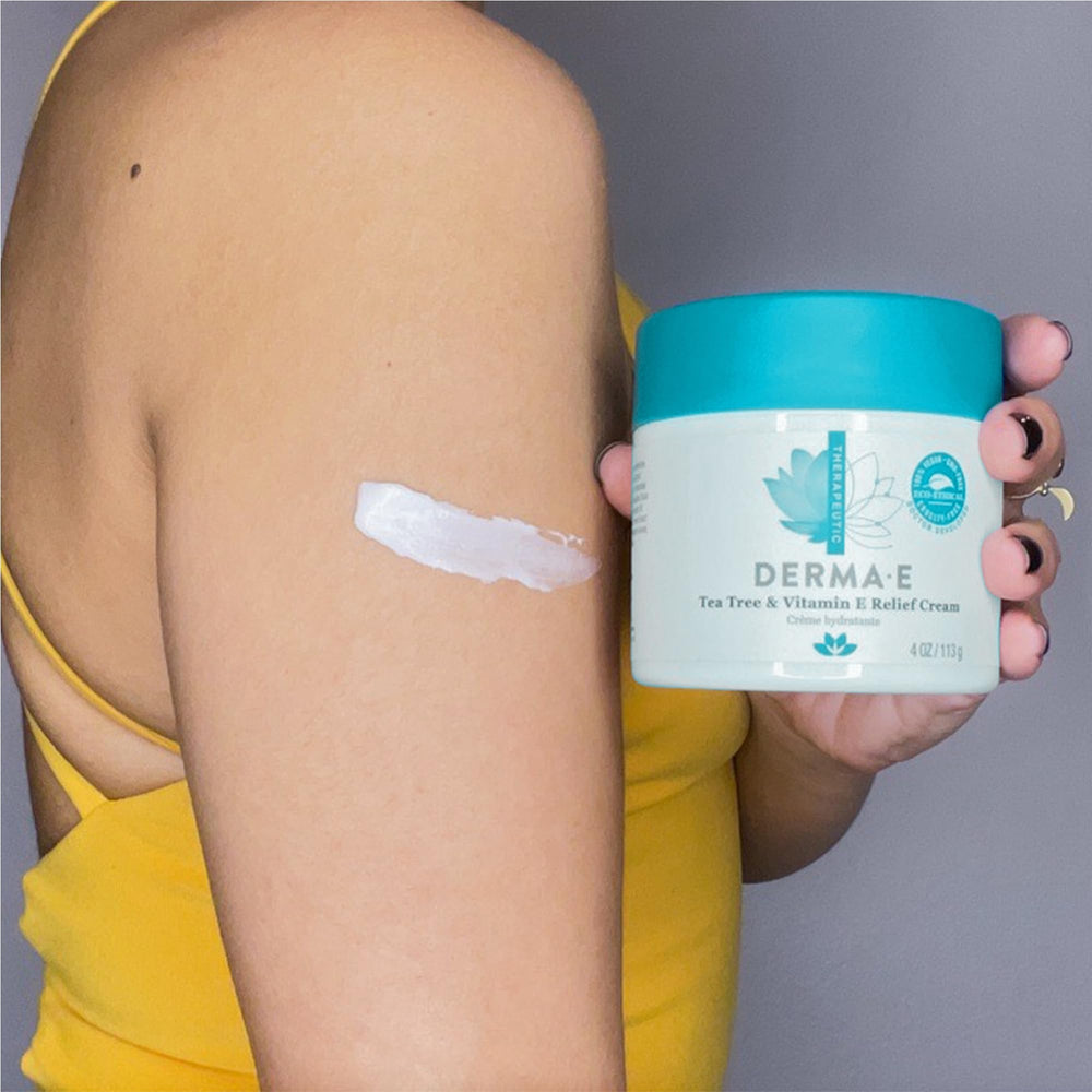 Derma E textura cremosa y aroma suave para relajación diaria.