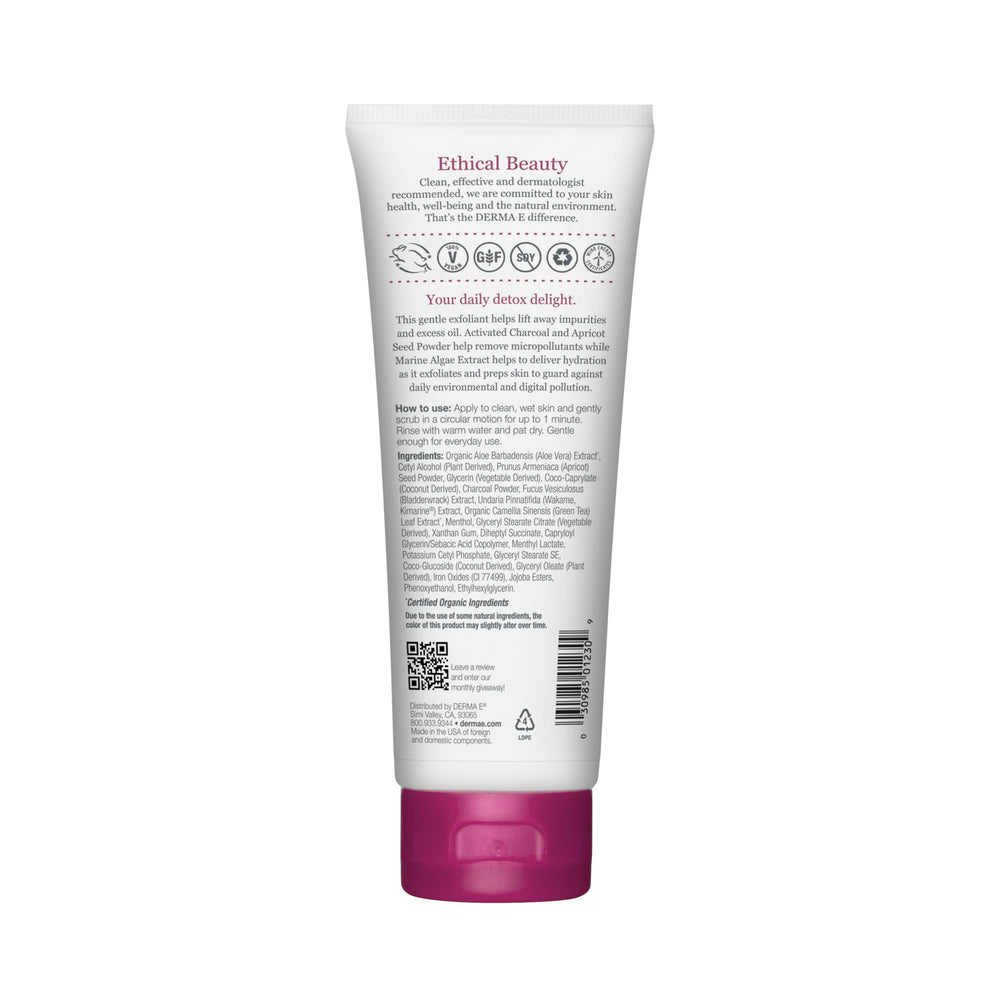 Texto de exfoliante DERMA E con carbón activado mostrando la textura profunda