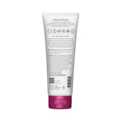 Texto de exfoliante DERMA E con carbón activado mostrando la textura profunda