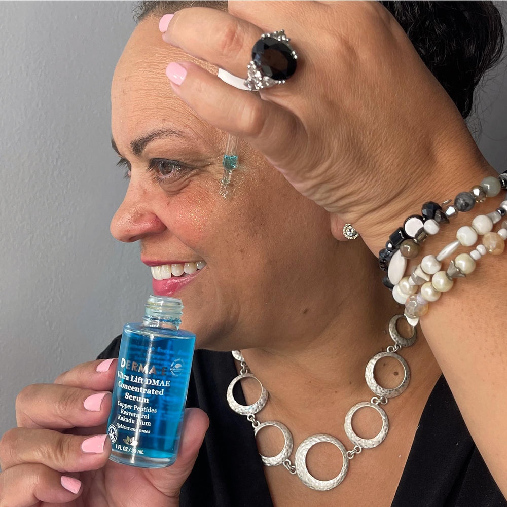 Derma E Ultra Lift DMAE Serum, ayuda a mantener elasticidad natural.